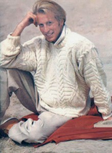 Белый пуловер с рельефными «косами», поперечными полосами и ромбами