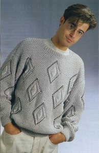 Пуловер с рельефными ромбами