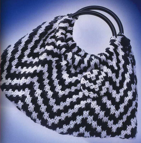 Вязание объемной сумки спицами Bayswater узором с косами и на подкладе из журнала The Knitter 86.