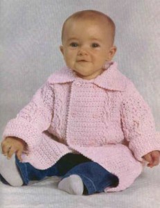 Розовое вязаное пальто для малыша крючком