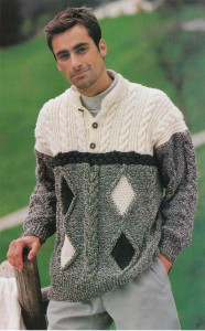 Вязаный пуловер с цветными ромбами