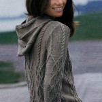 Вязаный женский пуловер с капюшоном
