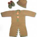 Вязаный полосатый оранжево-зелёный комбинезон, носочки и шапочка